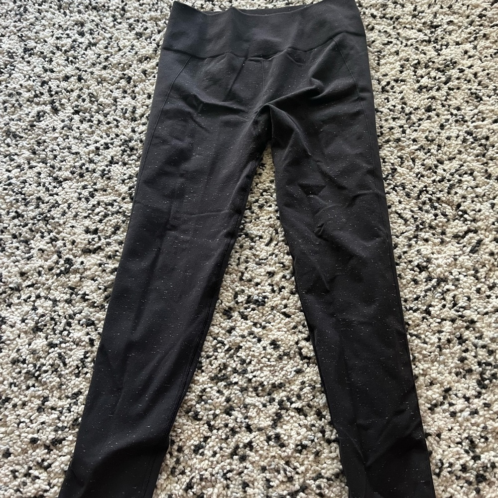 Light black/dark grey lulus with speckle pattern